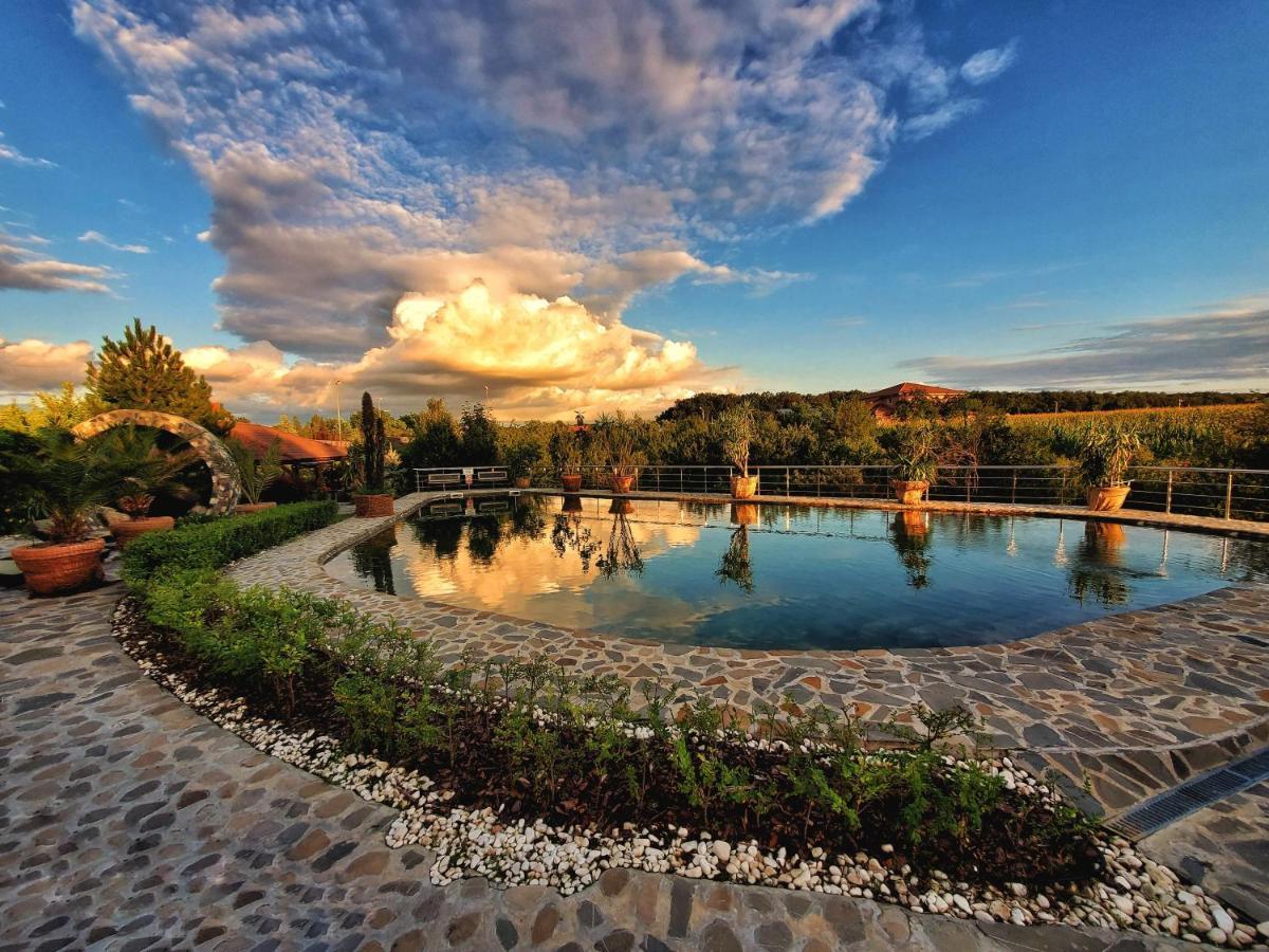 Country Spa Retreat Snagov Dış mekan fotoğraf The "Blue Lake"