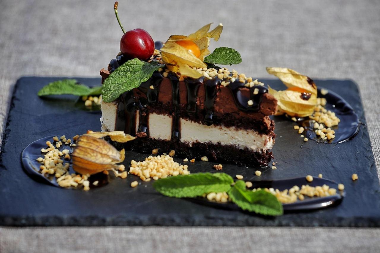 Country Spa Retreat Snagov Dış mekan fotoğraf A chocolate cheesecake