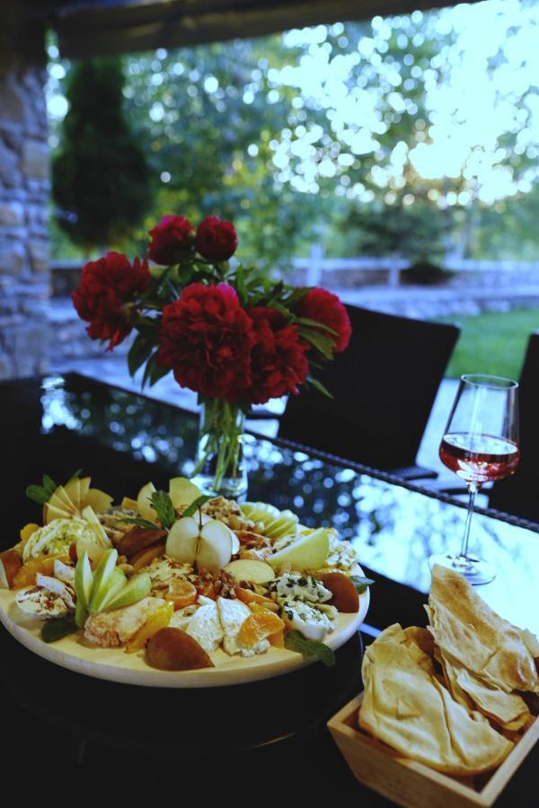 Country Spa Retreat Snagov Dış mekan fotoğraf A glass of rosé wine