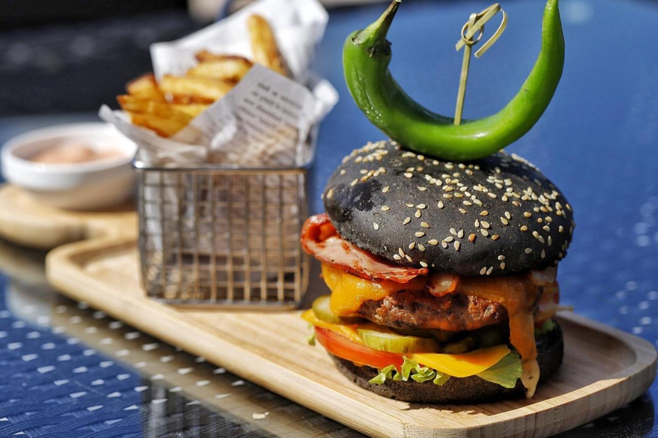 Country Spa Retreat Snagov Dış mekan fotoğraf A black bun hamburger
