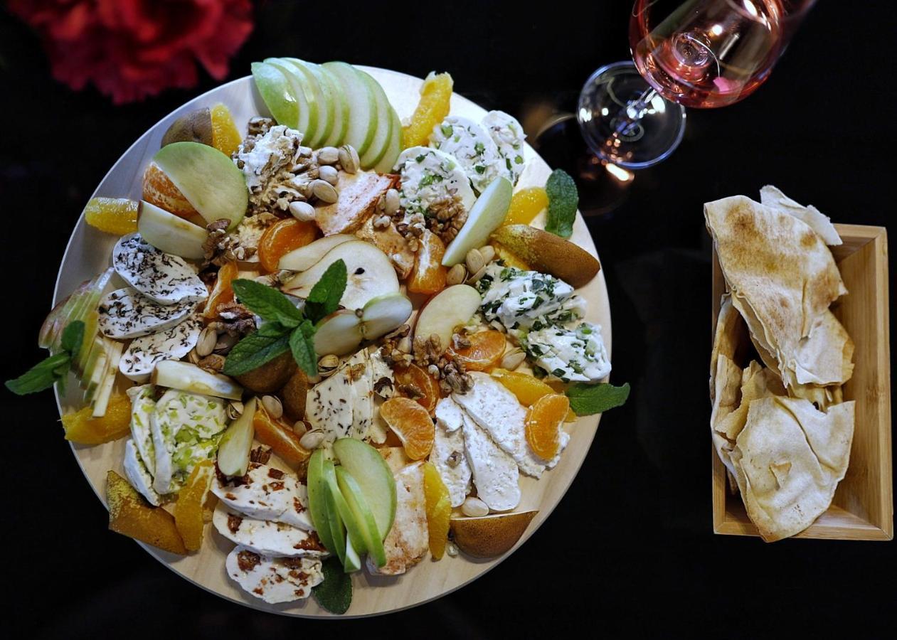 Country Spa Retreat Snagov Dış mekan fotoğraf A cheese platter with a selection of cheeses and fruit