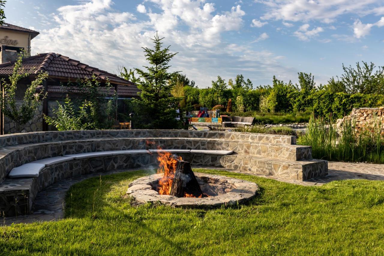 Country Spa Retreat Snagov Dış mekan fotoğraf The amphitheater