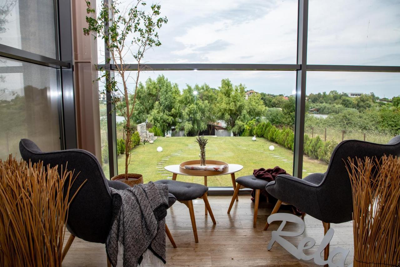 Country Spa Retreat Snagov Dış mekan fotoğraf View from the living room