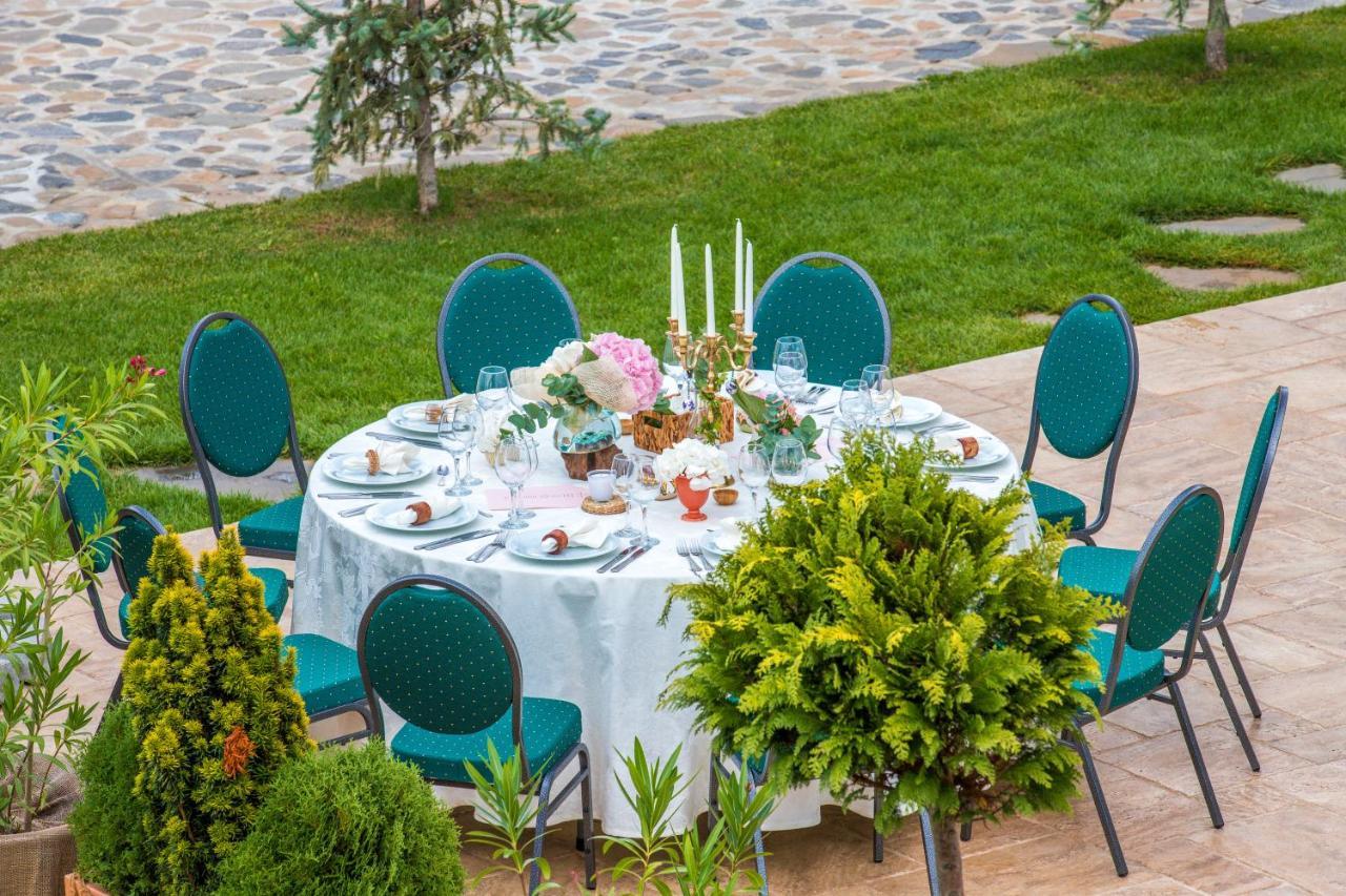Country Spa Retreat Snagov Dış mekan fotoğraf A table set for a wedding reception
