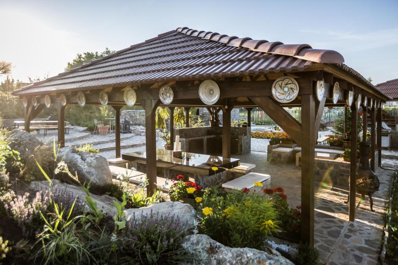Country Spa Retreat Snagov Dış mekan fotoğraf Pergola