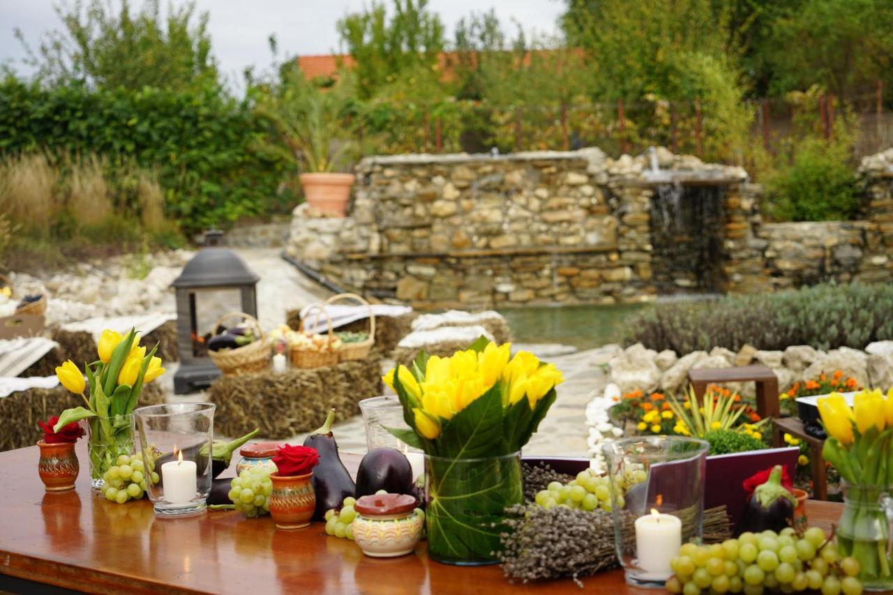 Country Spa Retreat Snagov Dış mekan fotoğraf A typical table at a Greek wedding